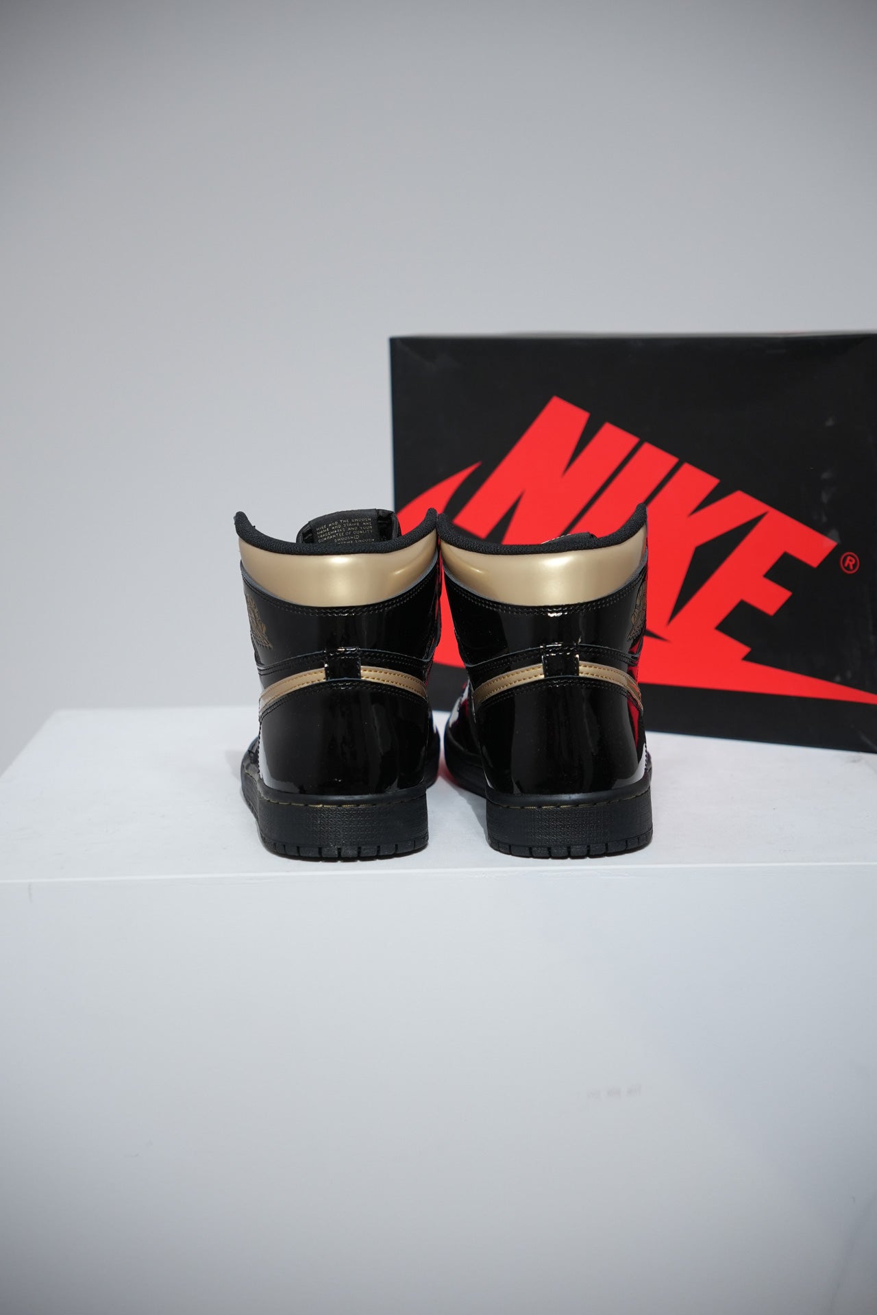 Jordan 1 High Black Metallic Gold (Taille 44)