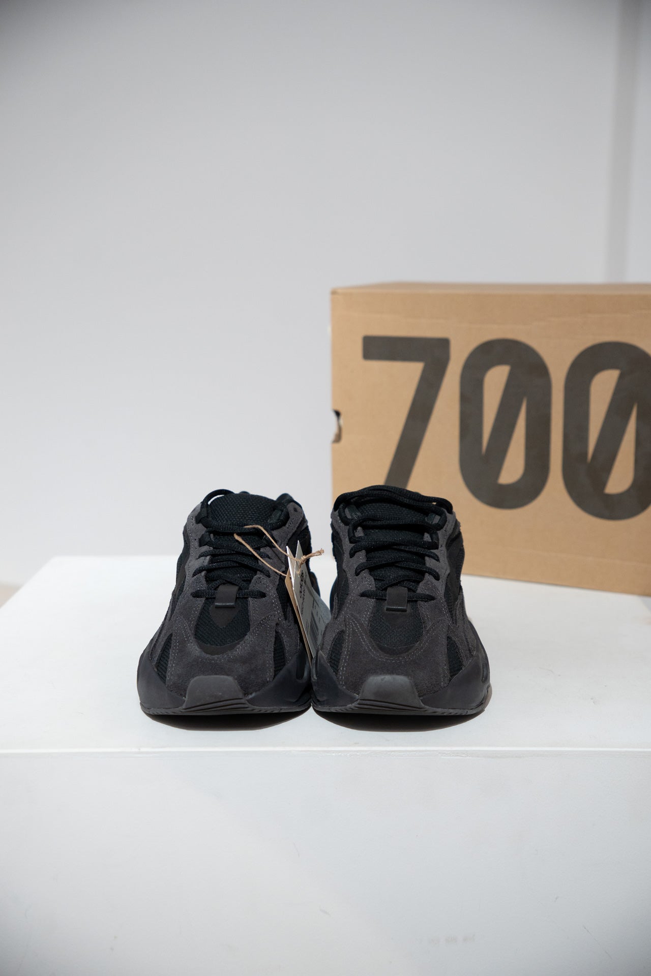 Yeezy 700 Vanta Black (Taille 37 1/3)
