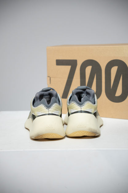 Yeezy 700 V3 Fade Salt (Taille 43 1/3)