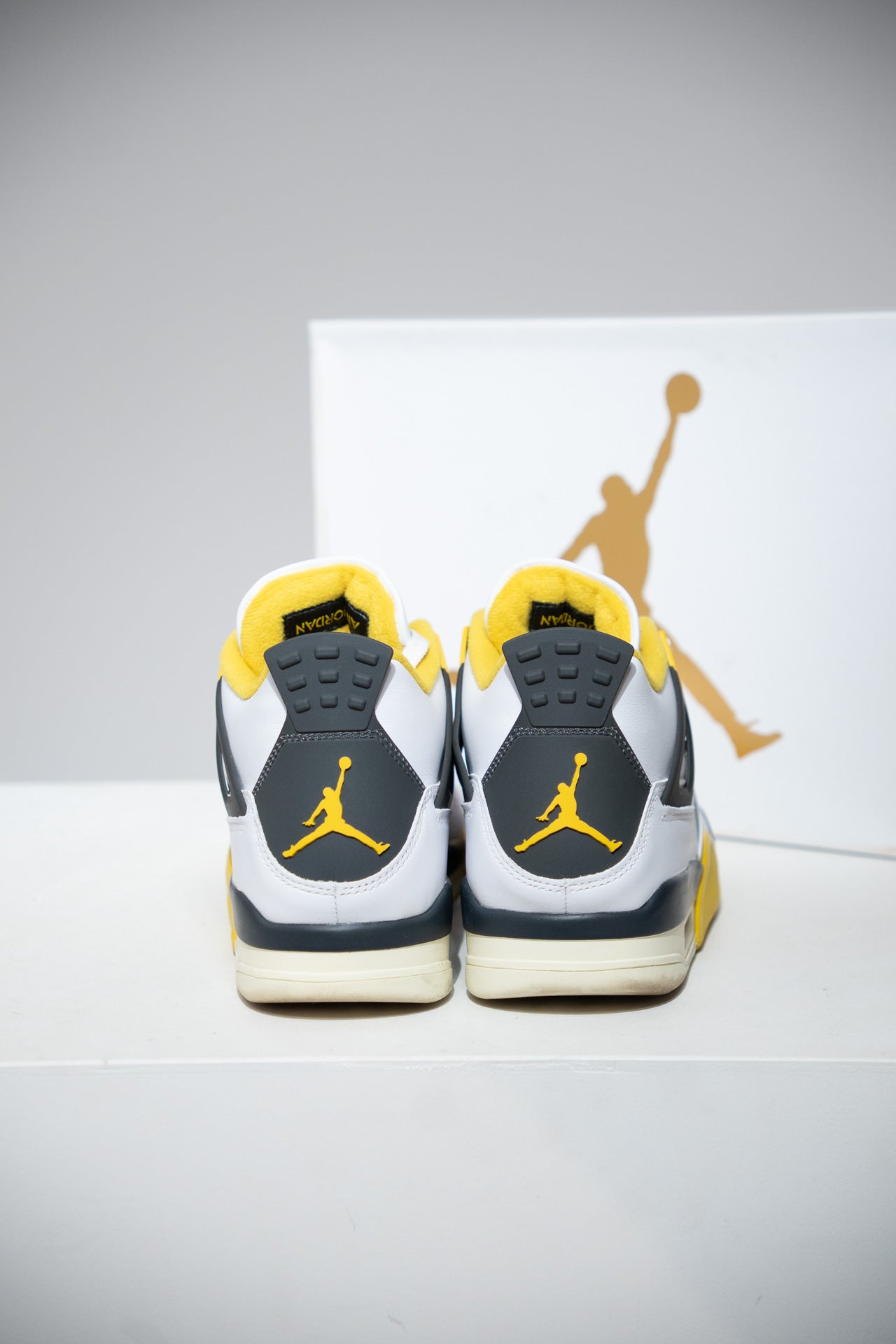 Jordan 4 Vivid Sulfur (Taille 43)