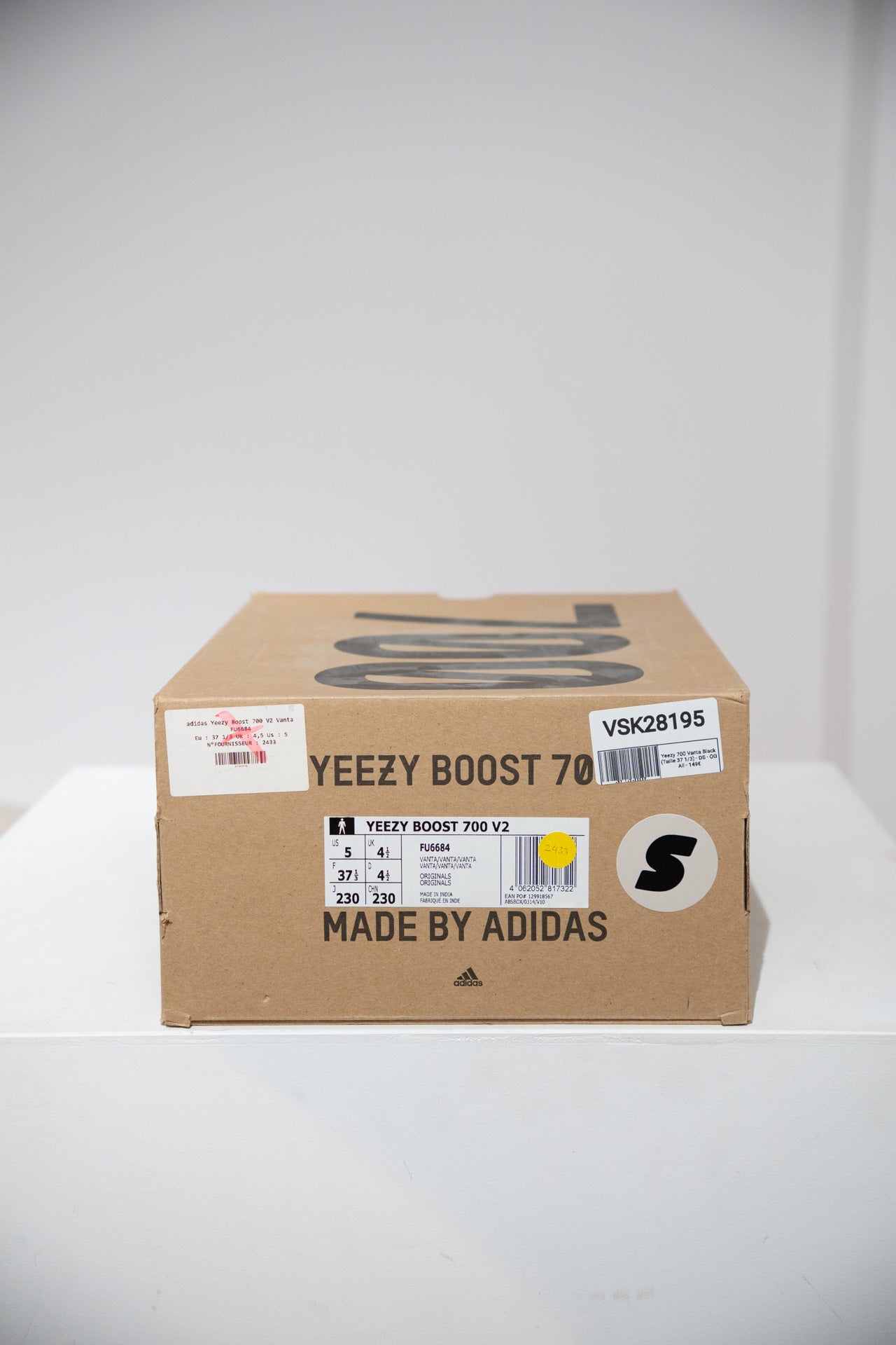 Yeezy 700 Vanta Black (Taille 37 1/3)
