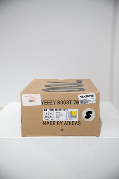 Yeezy 700 Vanta Black (Taille 37 1/3)
