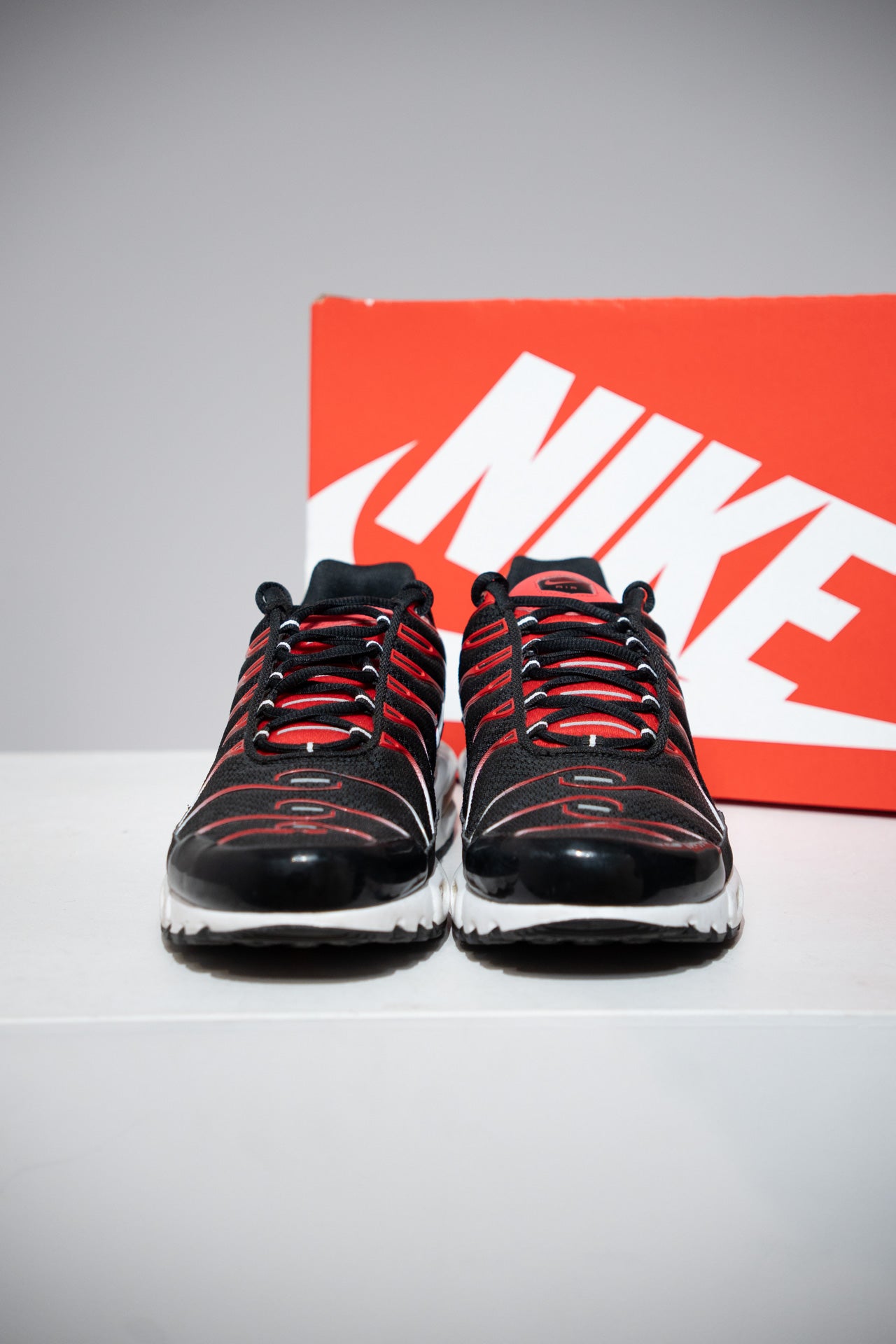 Air Max Plus (TN) Black White University Red (Taille 45,5)