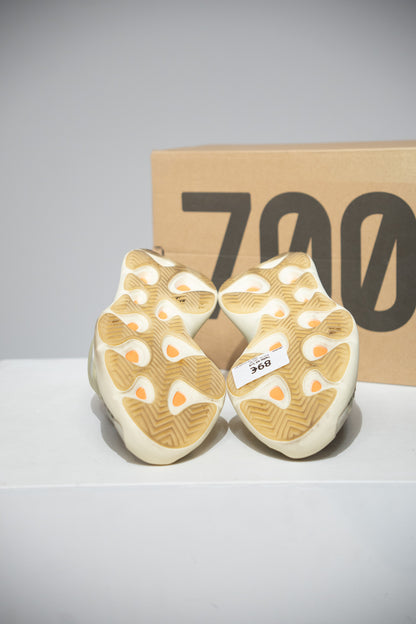 Yeezy 700 V3 Fade Salt (Taille 43 1/3)
