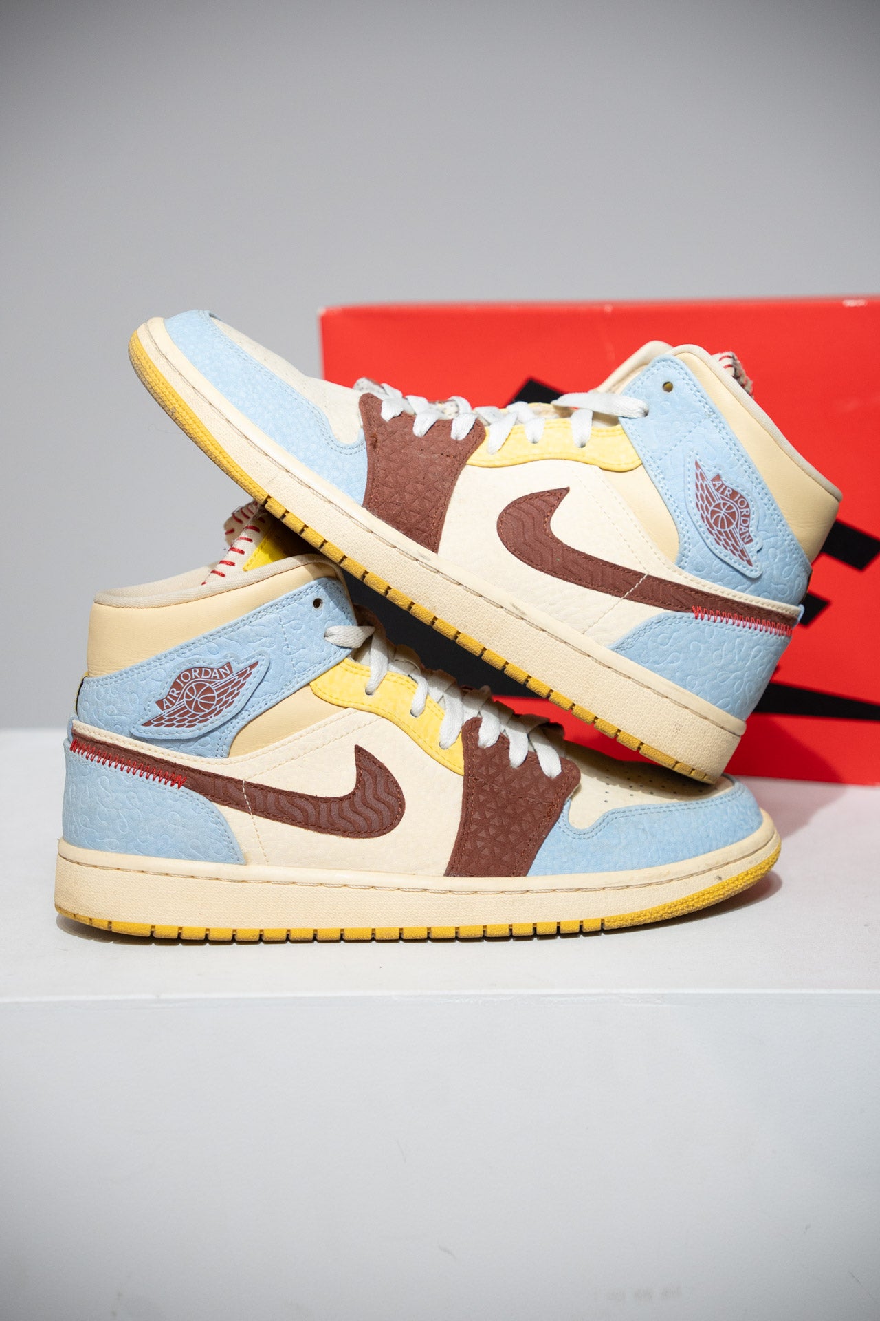Jordan 1 Mid Maison Château Rouge (Taille 42,5)
