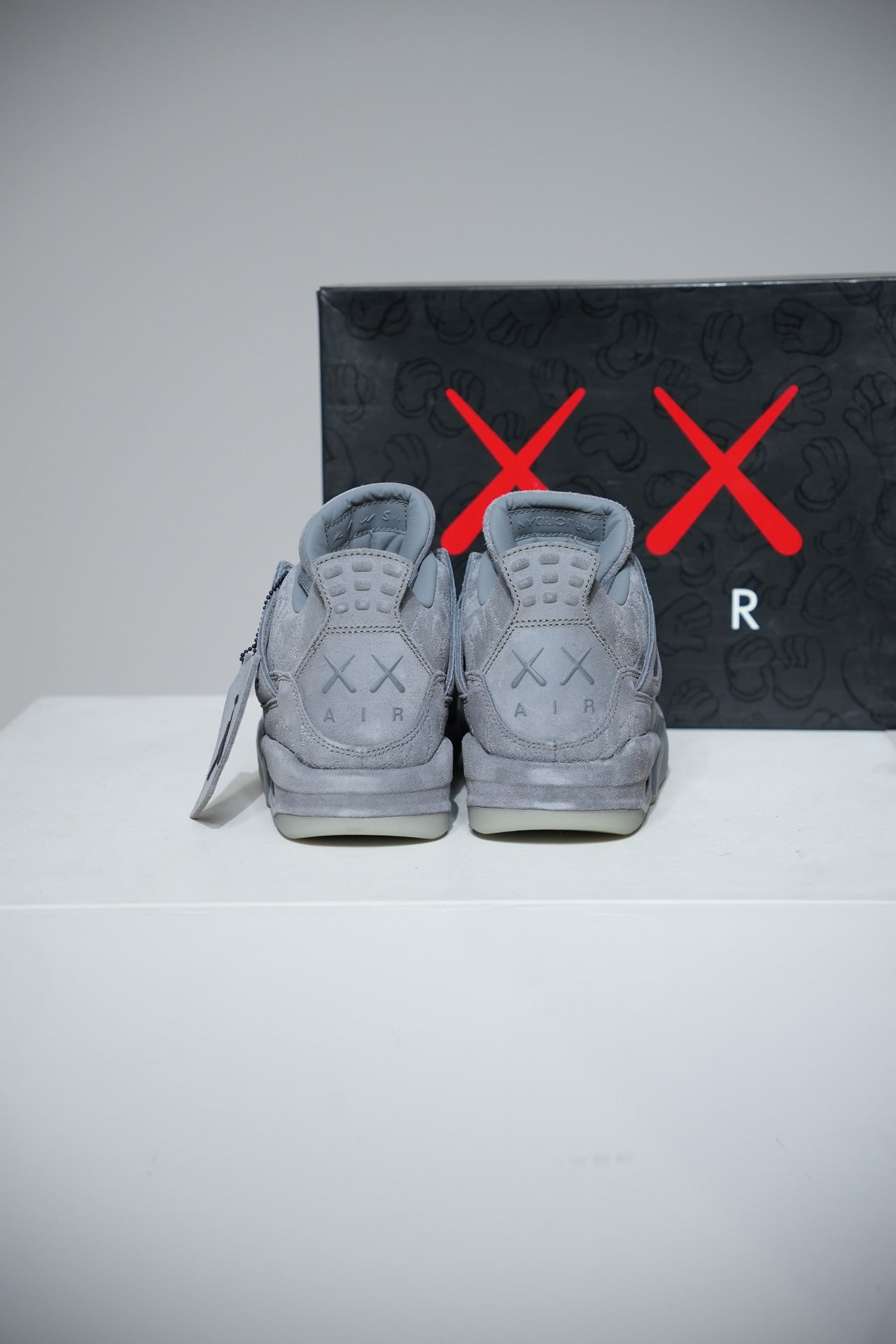 Jordan 4 KAWS Grey (Taille 40,5)