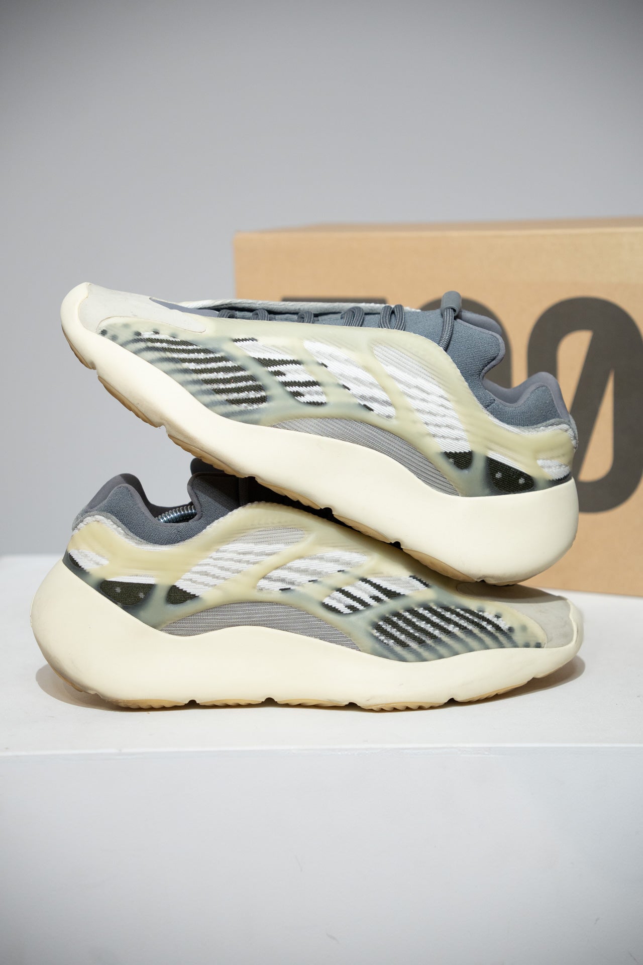 Yeezy 700 V3 Fade Salt (Taille 43 1/3)