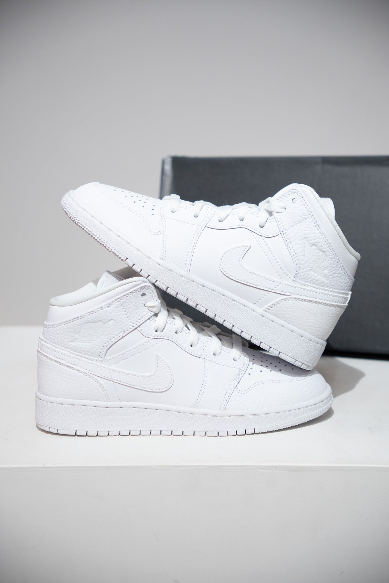 Jordan 1 Mid Triple White (Taille 38)