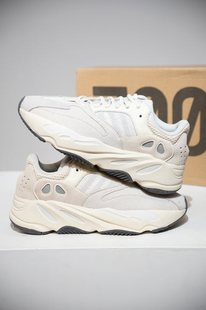 YEEZY 700 Analog (Taille 40 2/3)