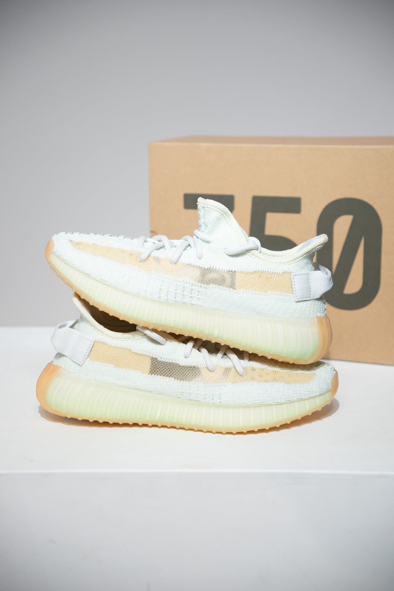 YEEZY 350 V2 Hyperspace (Taille 37 1/3)