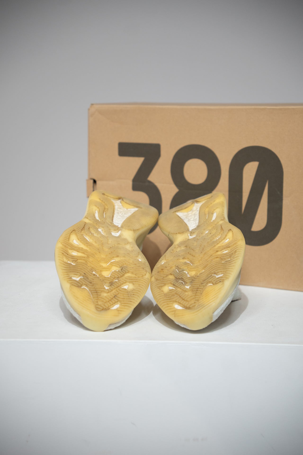 Yeezy 380 Calcite Glow (Taille 44 2/3)