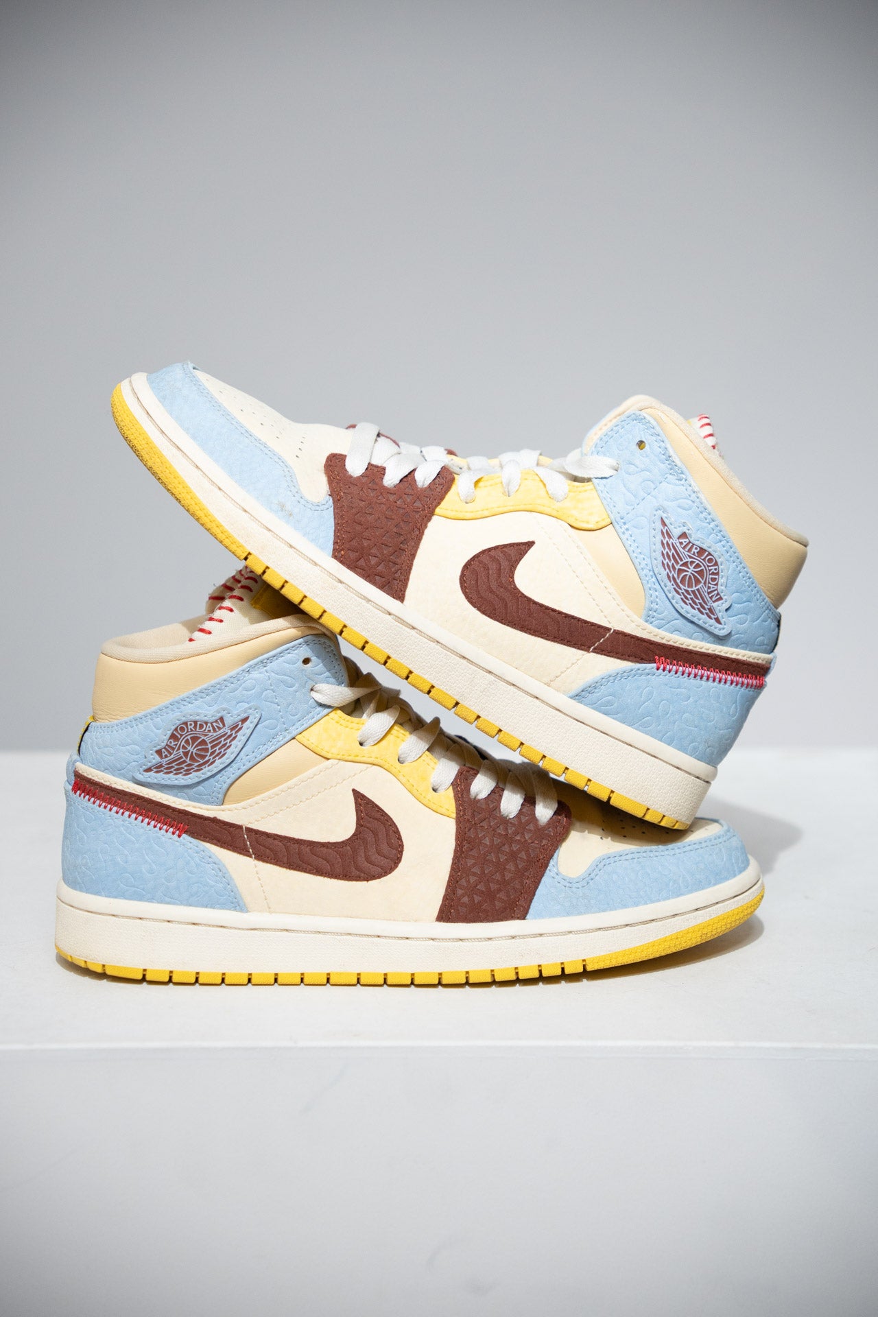 Jordan 1 Mid Maison Chateau Rouge (Taille 40,5)