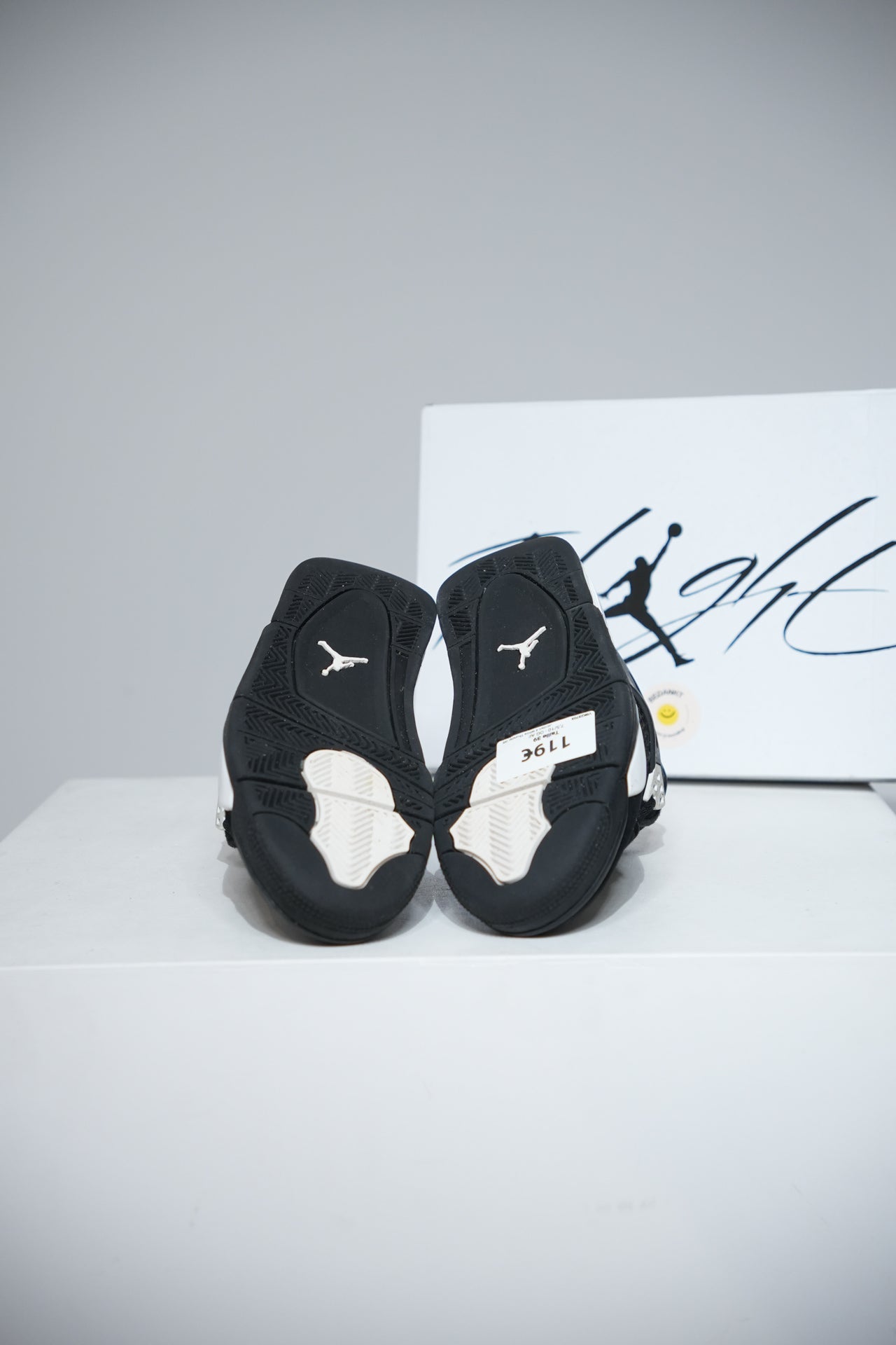Jordan 4 White Thunder GS (Taille 39)