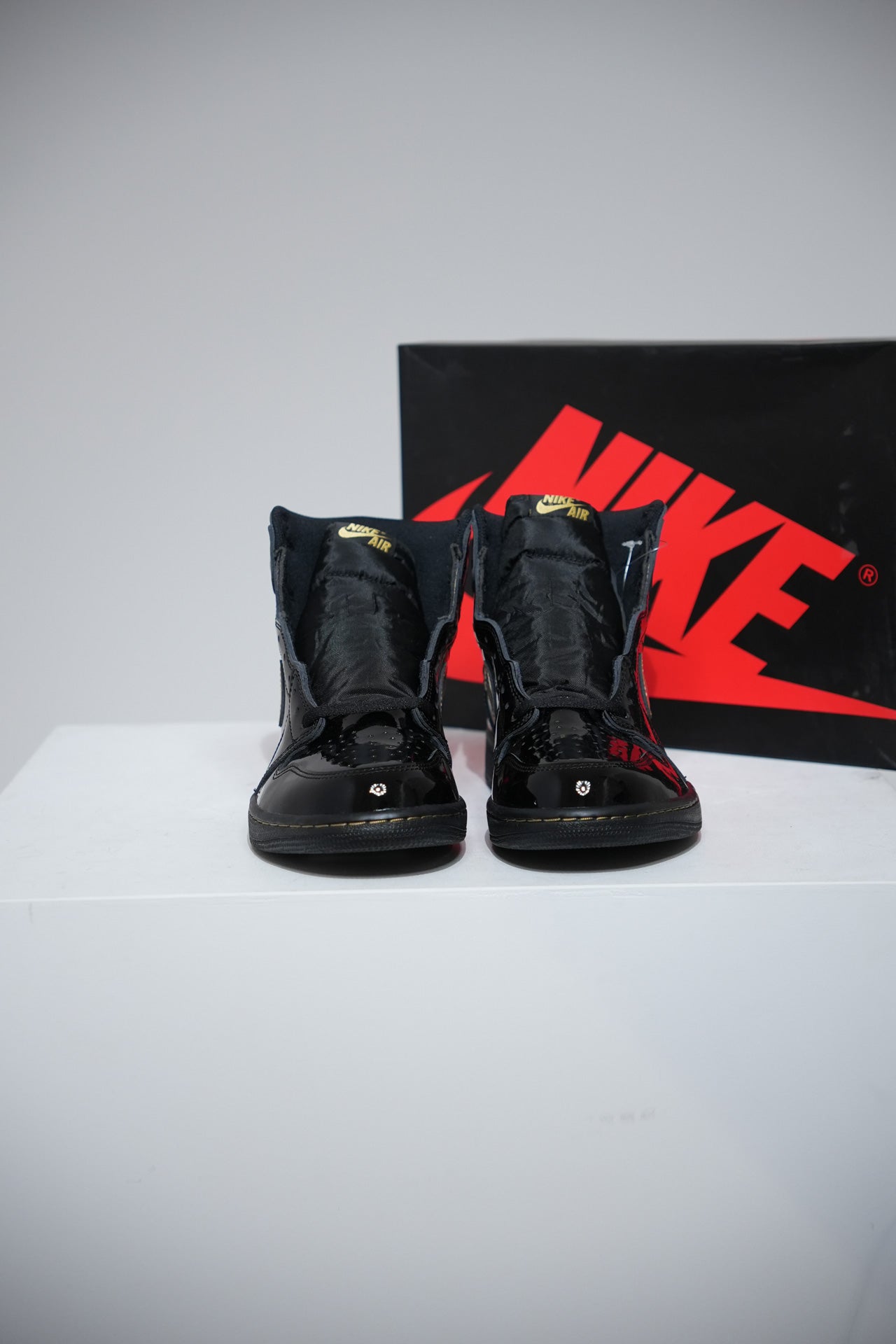 Jordan 1 High Black Metallic Gold (Taille 42)