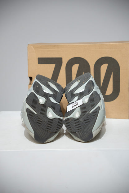 Yeezy 700 V3 Fade Salt (Taille 43 1/3)