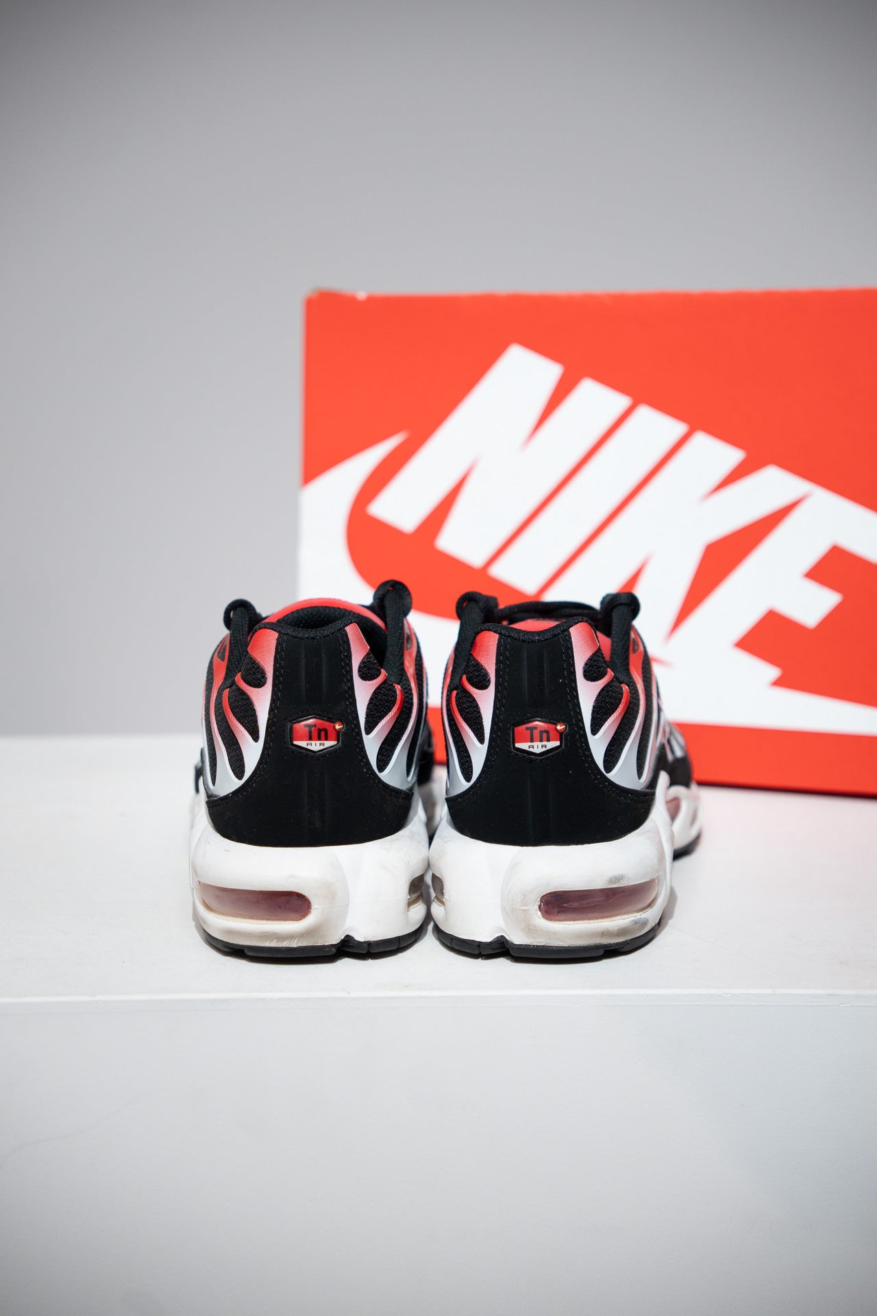 Air Max Plus (TN) Black White University Red (Taille 45,5)