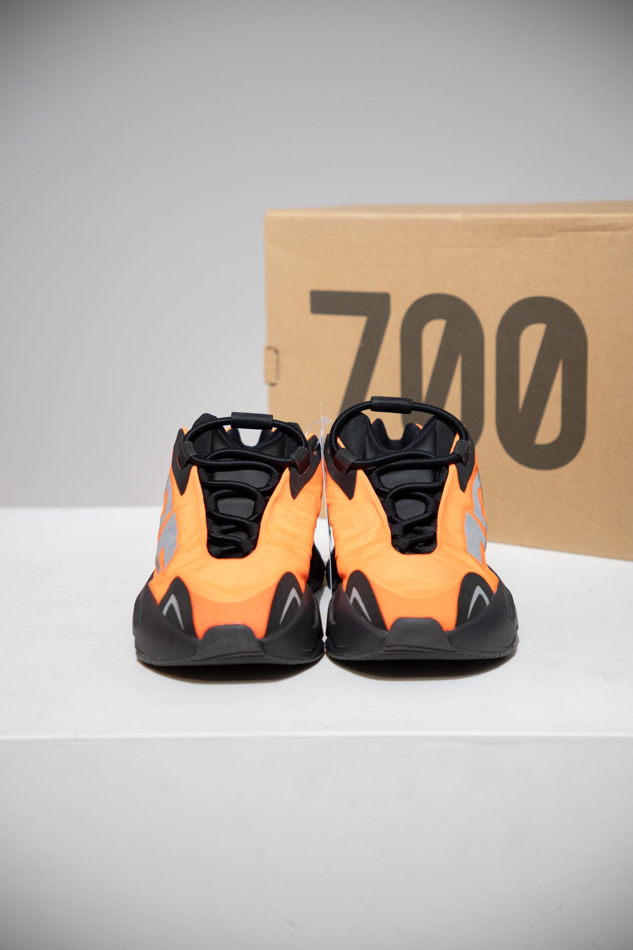 Yeezy 700 MNVN Orange (Taille 38)
