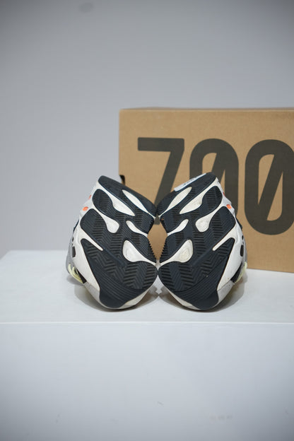 Yeezy 700 Wave Runner (Taille 41 1/3)