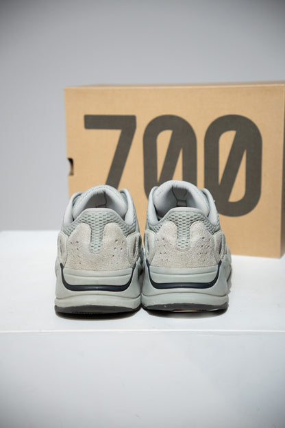 Yeezy 700 Salt (Taille 44)