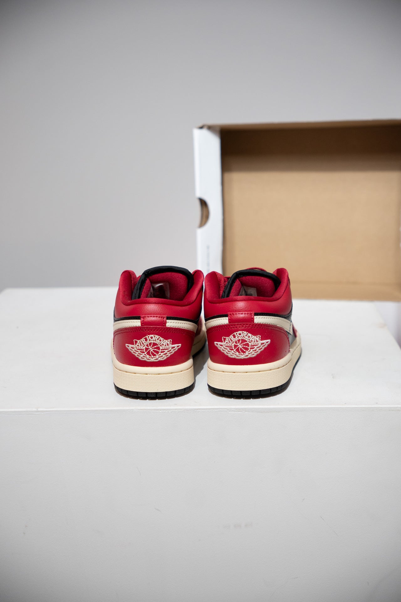 Jordan 1 Low Mystic Hibiscus (Taille 38)