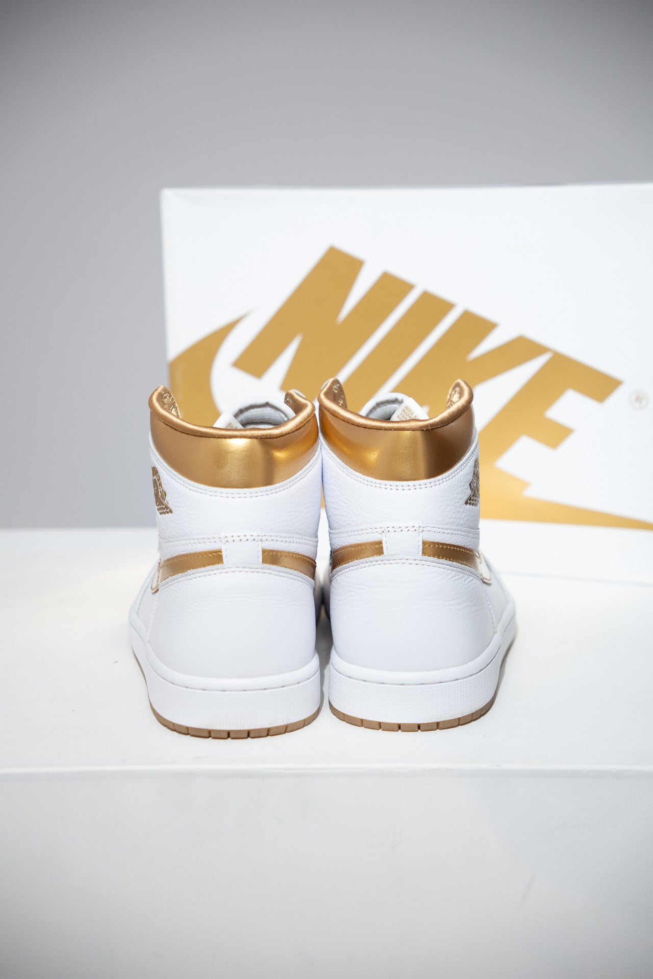 Jordan 1 High White Metallic Gold (Taille 43)