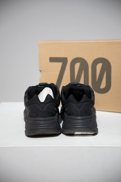 Yeezy 700 MNVN (Taille 45 1/3)