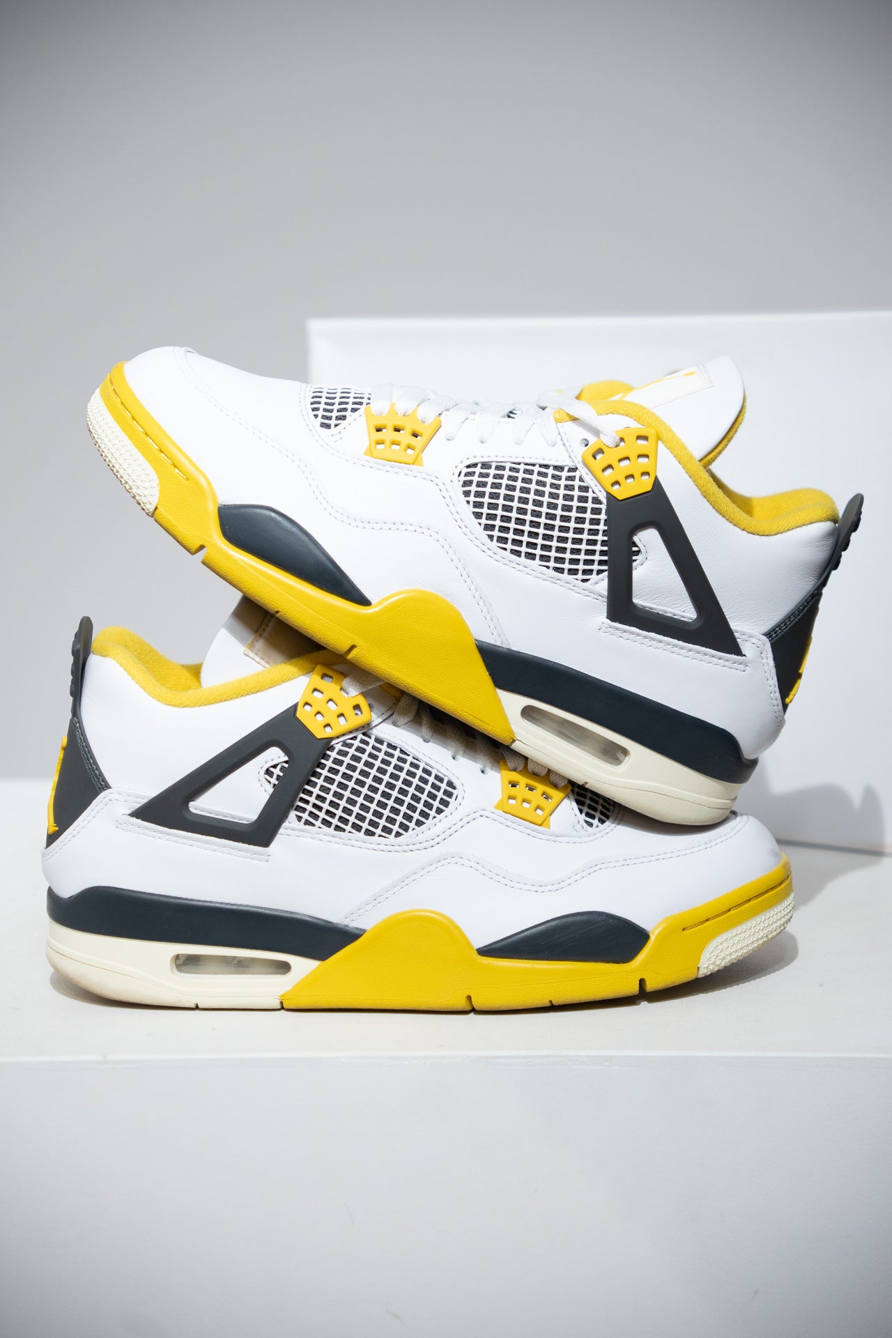 Jordan 4 Vivid Sulfur (Taille 43)