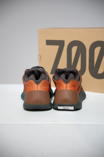 Yeezy 700 V3 Copper (Taille 44 2/3)