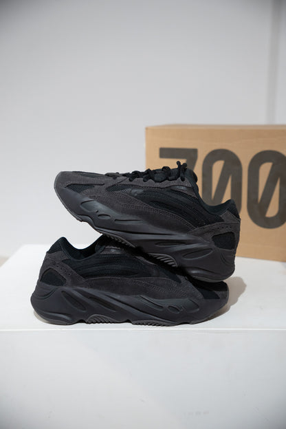 Yeezy 700 Vanta Black (Taille 37 1/3)