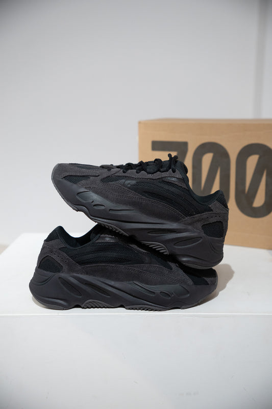 Yeezy 700 Vanta Black (Taille 37 1/3)