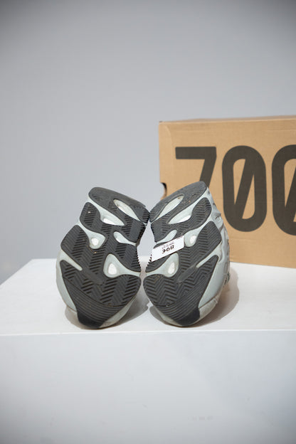 Yeezy 700 V1 Salt (Taille 42 2/3)