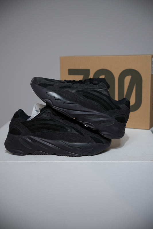 Yeezy 700 Vanta Black (Taille 39 1/3)