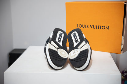 Louis Vuitton Trainer Denim Black (Taille 44 (8IT))