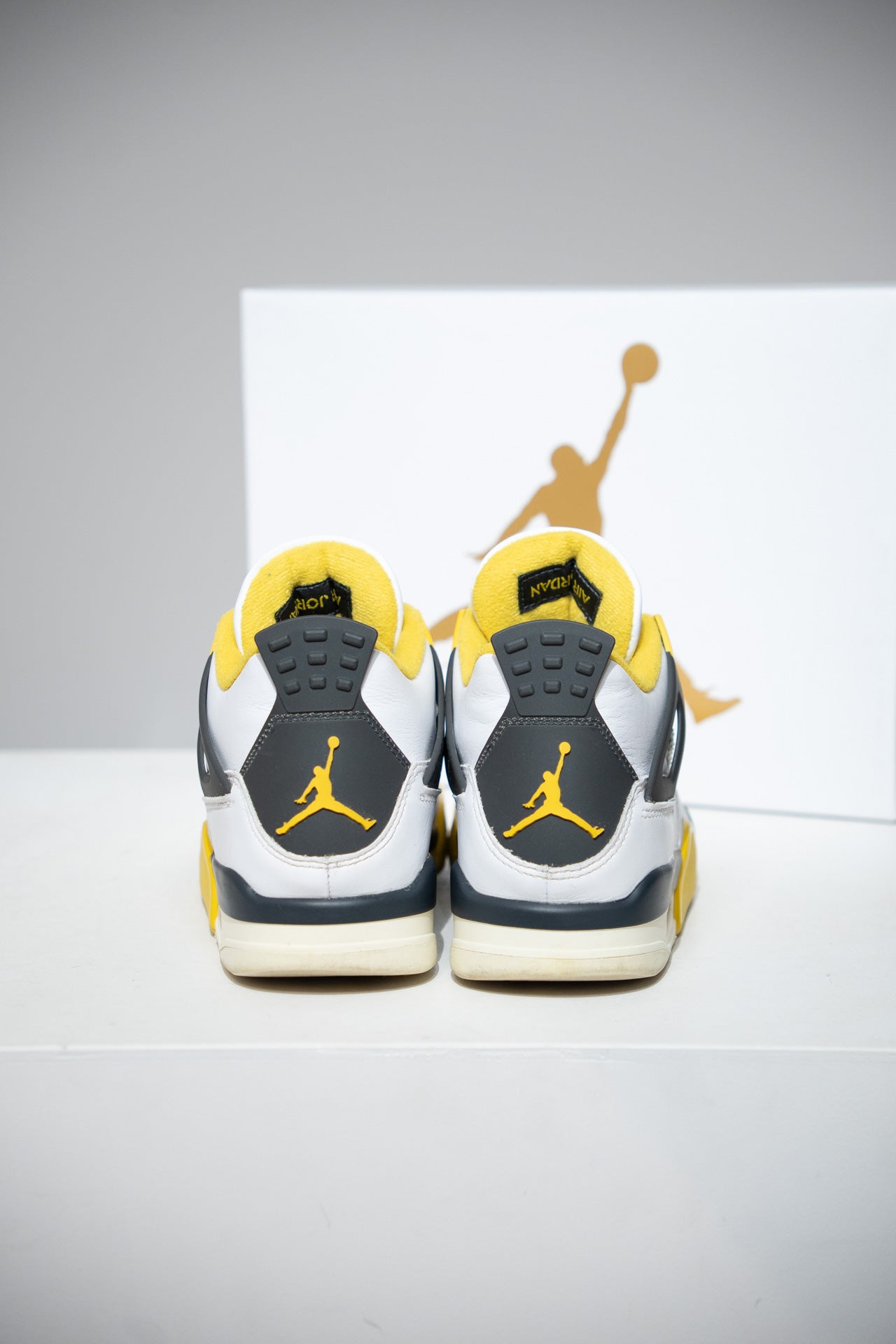 Jordan 4 Vivid Sulfur (Taille 38,5)