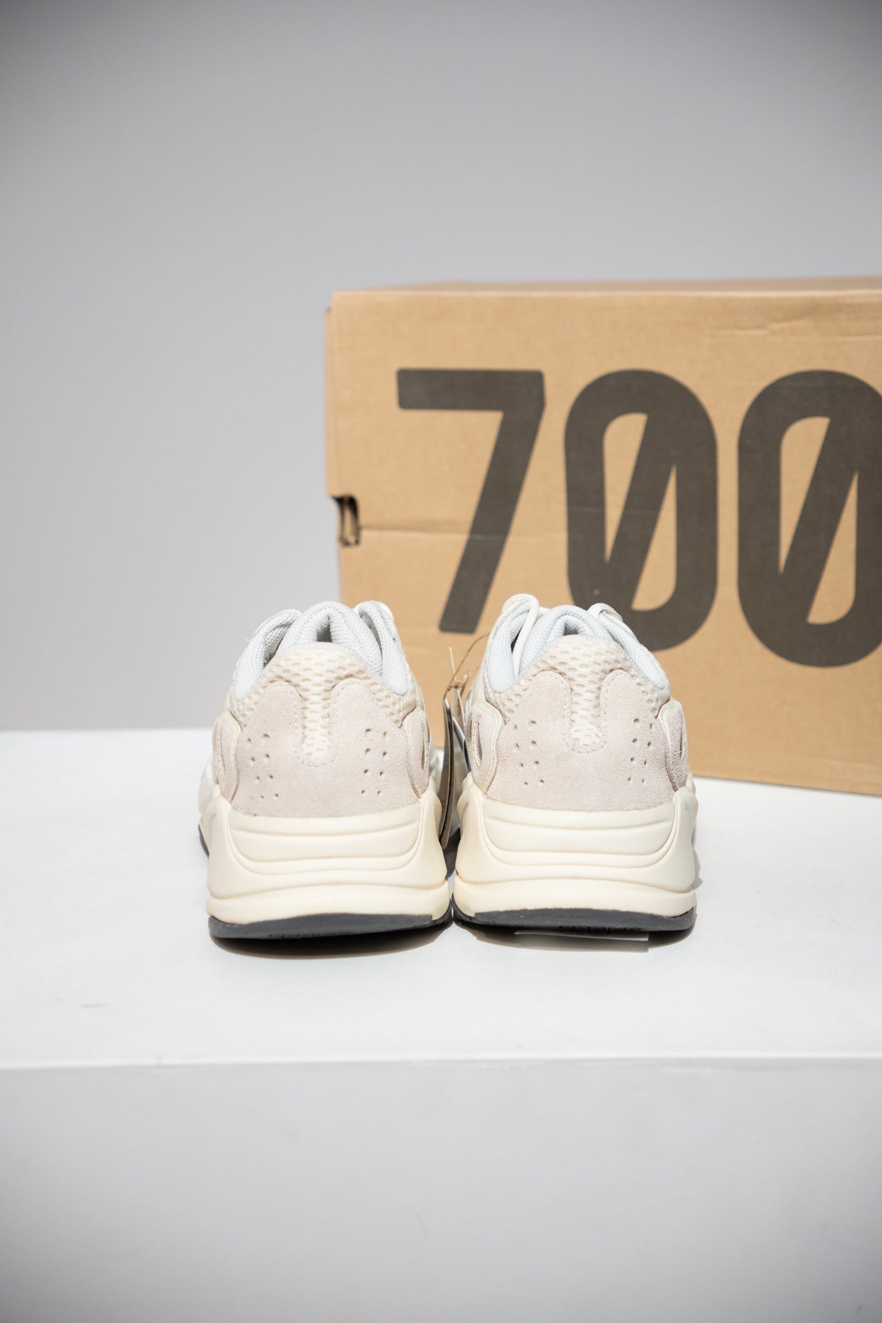YEEZY 700 Analog (Taille 40 2/3)
