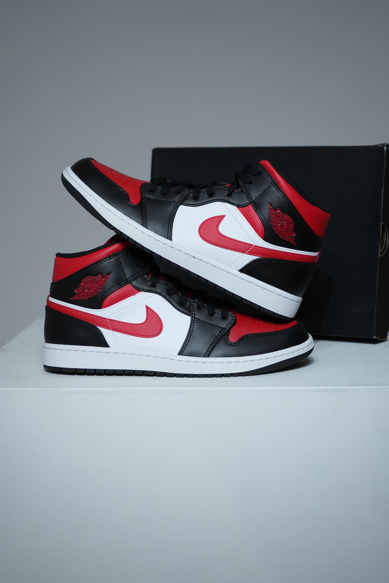 Jordan 1 Mid Black Fire Red (Taille 39)