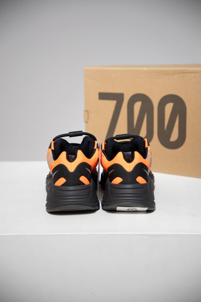 Yeezy 700 MNVN Orange (Taille 38)