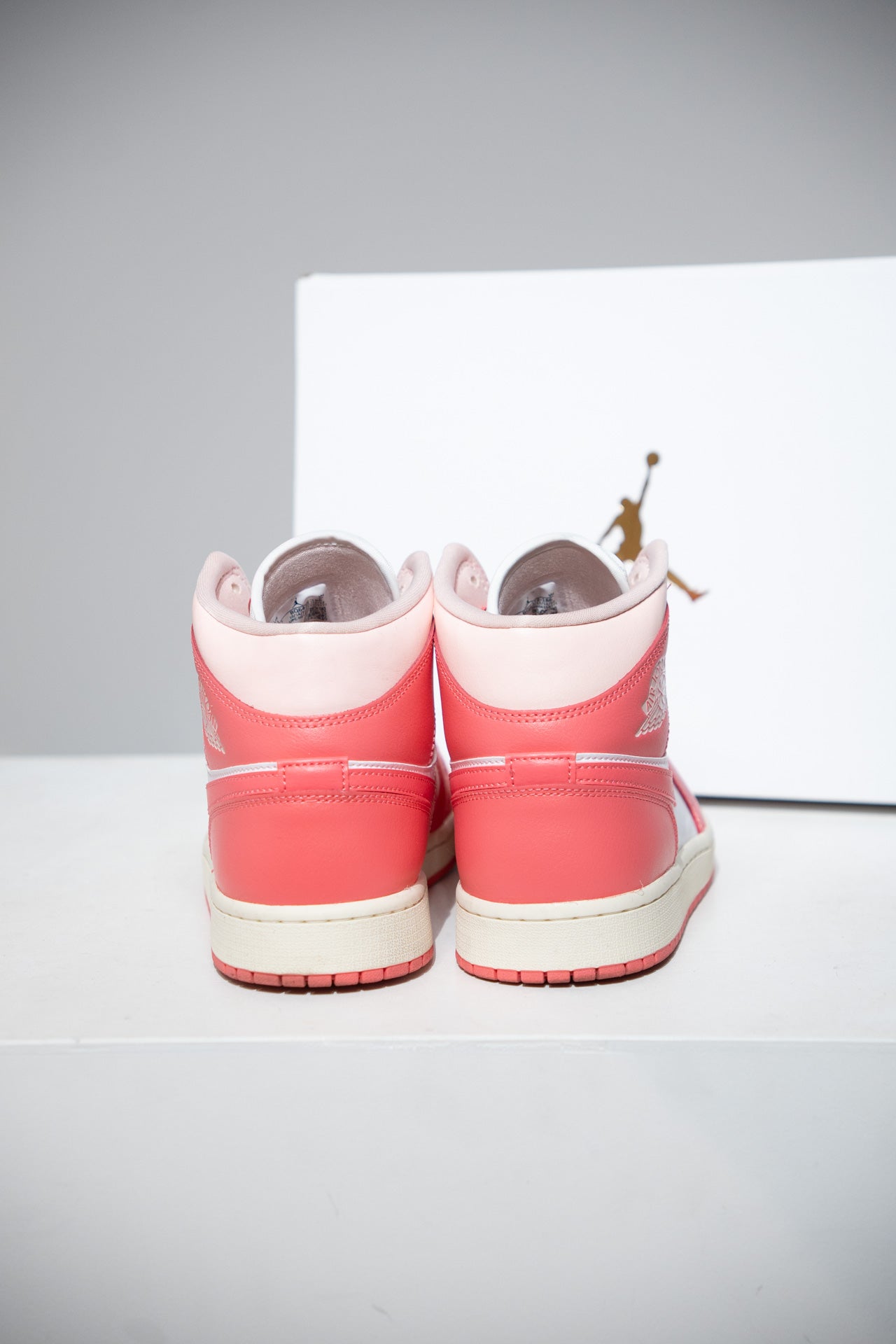 Jordan 1 Mid Barely Rose (Taille 43)