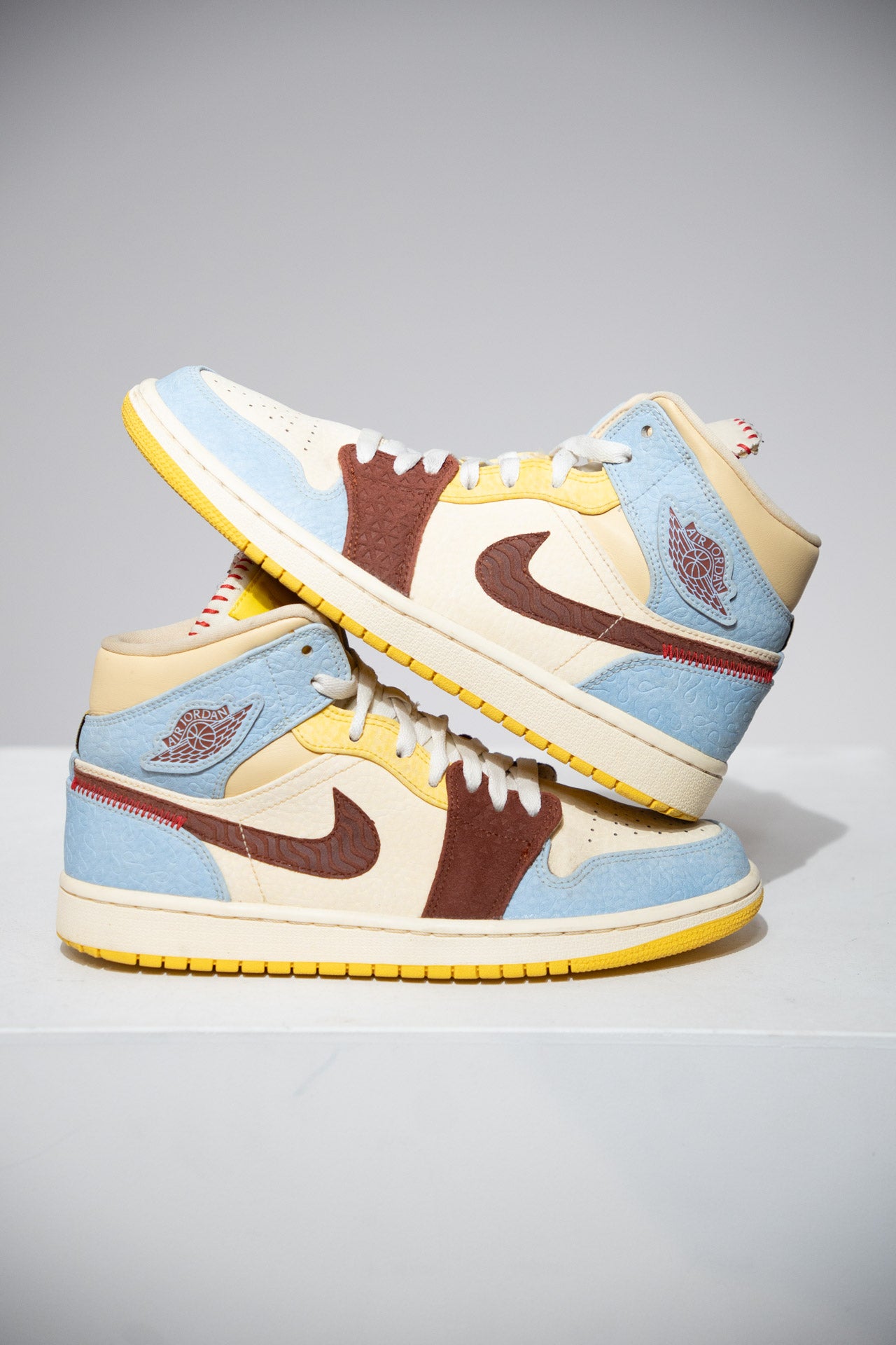 Jordan 1 Mid Maison Chateau Rouge (Taille 41)
