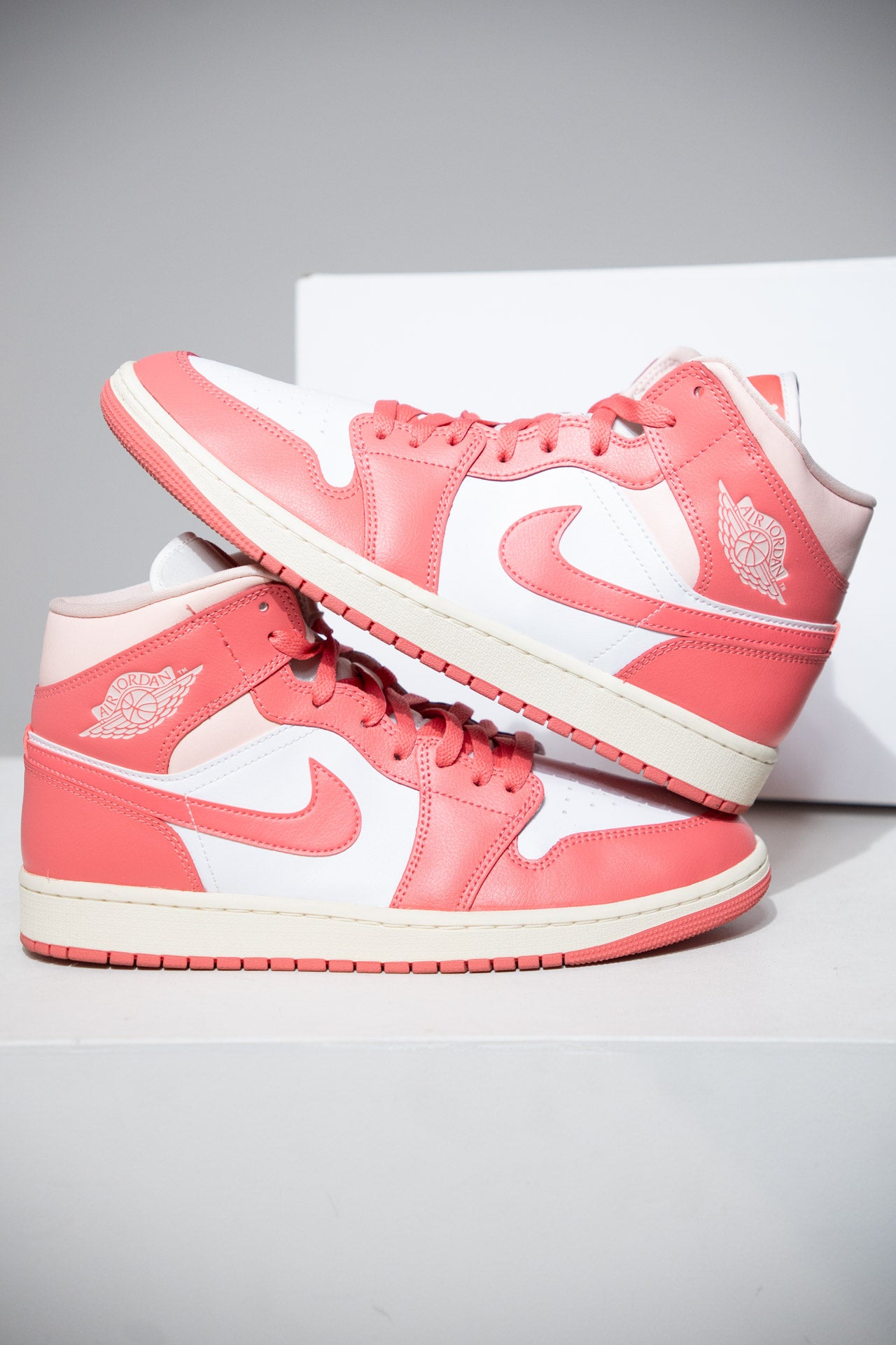 Jordan 1 Mid Barely Rose (Taille 43)
