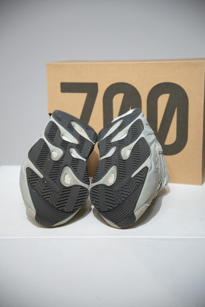 Yeezy 700 Salt (Taille 44)