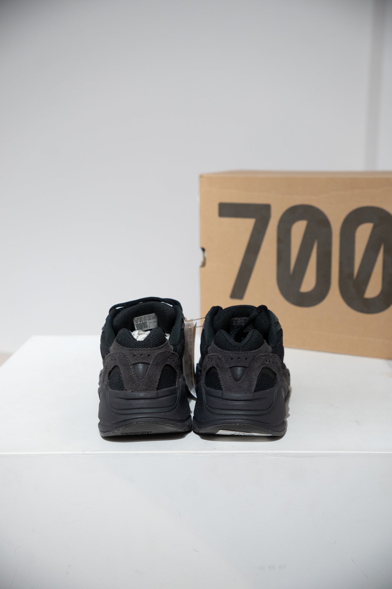 Yeezy 700 Vanta Black (Taille 37 1/3)