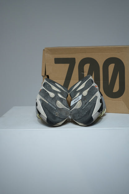 Yeeyz 700 Wave Runner (Taille 45 1/3)