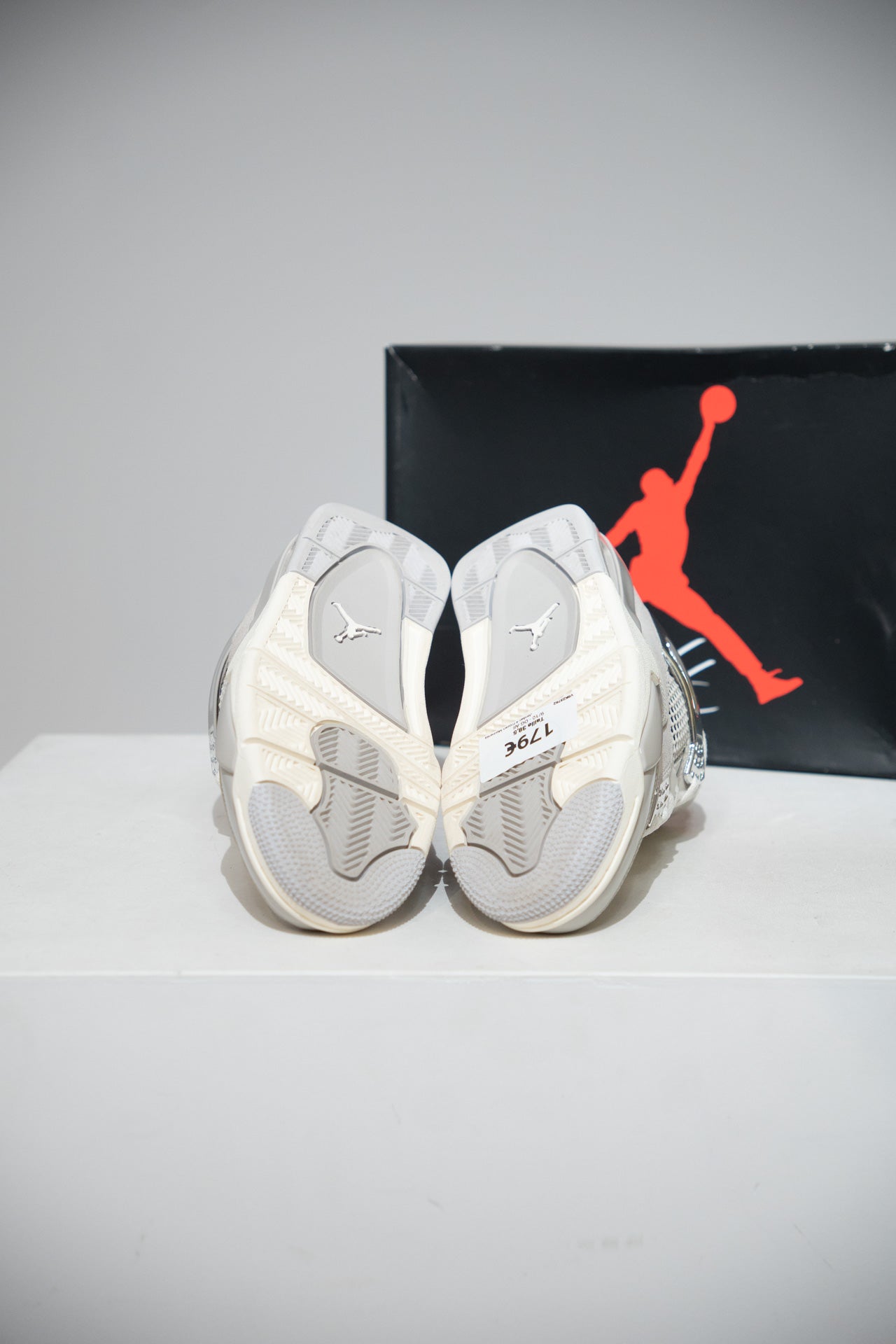 Jordan 4 Frozen Moments (Taille 38,5)
