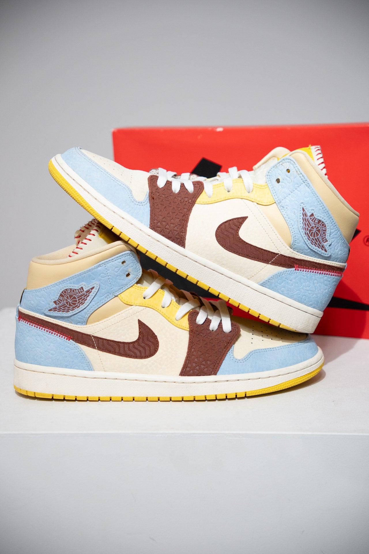 Jordan 1 Mid Maison Chateau Rouge (Taille 45)