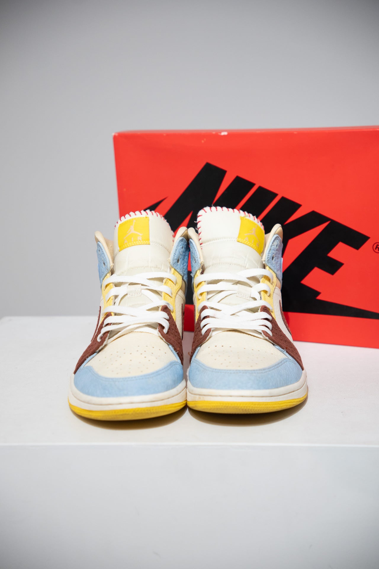 Jordan 1 Mid Maison Chateau Rouge (Taille 45)