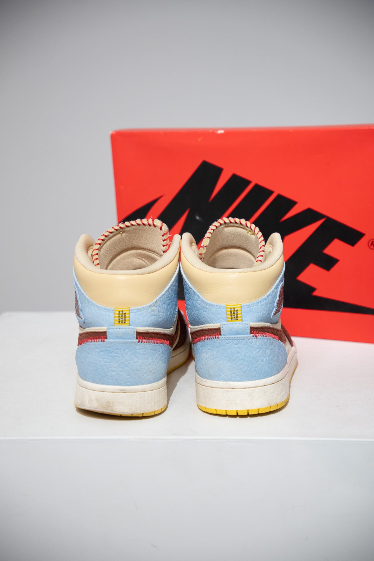 Jordan 1 Mid Maison Chateau Rouge (Taille 45)