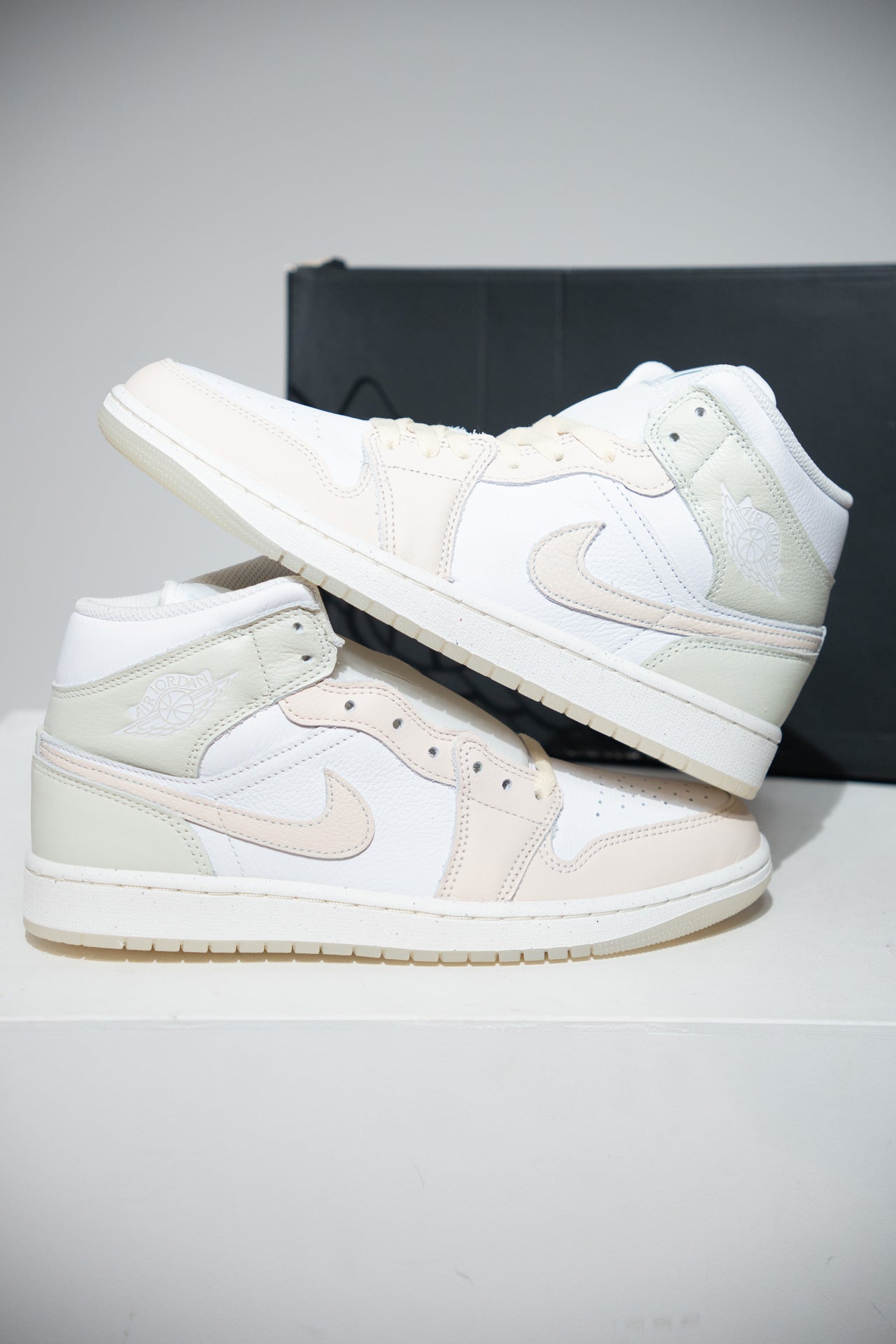 Jordan 1 Mid White Guava ice (Taille 43)