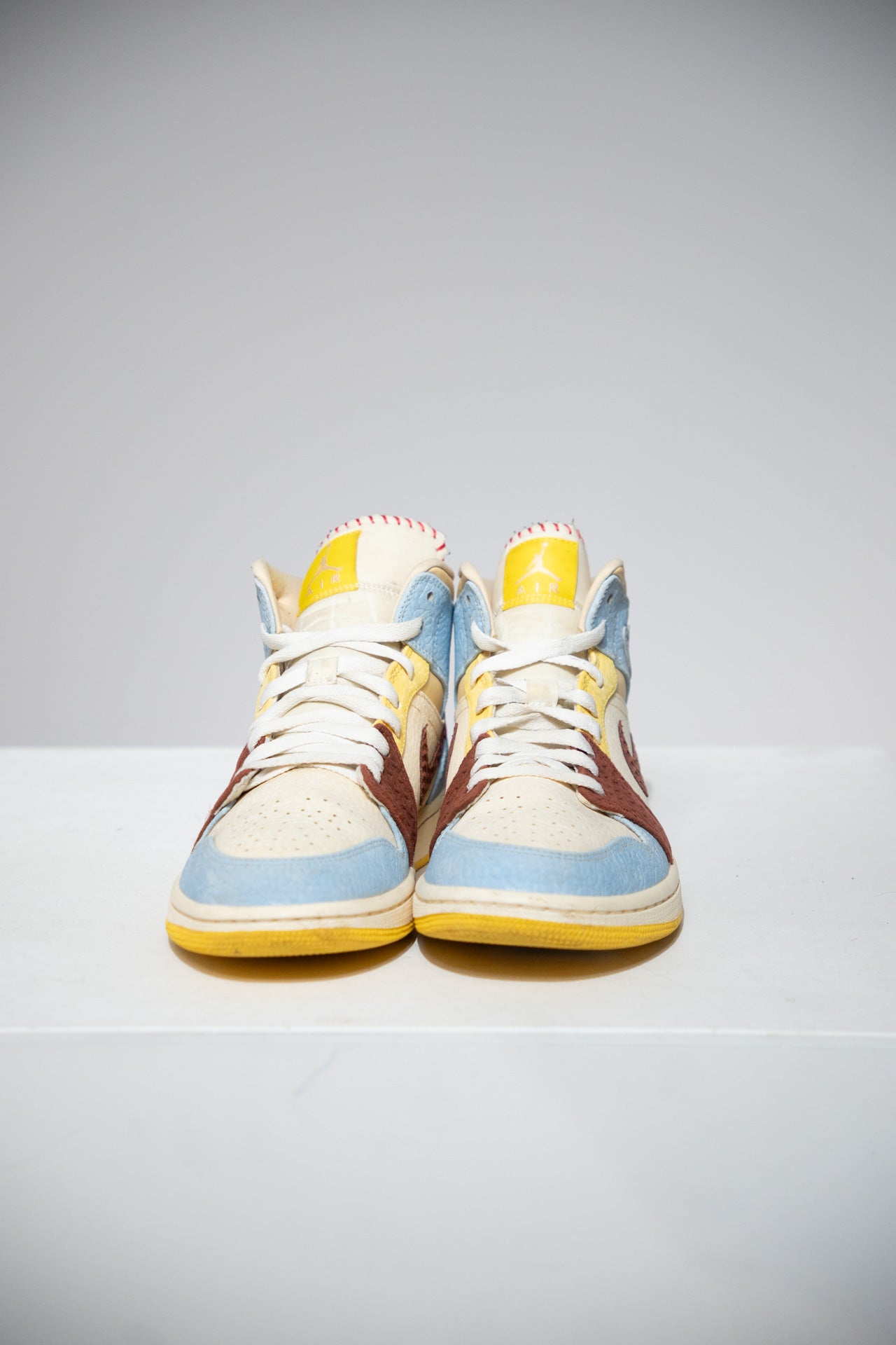 Jordan 1 Mid Maison Chateau Rouge (Taille 41)
