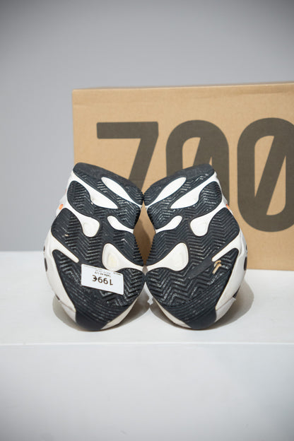 Yeezy 700 Wave Runner (Taille 45 1/3)